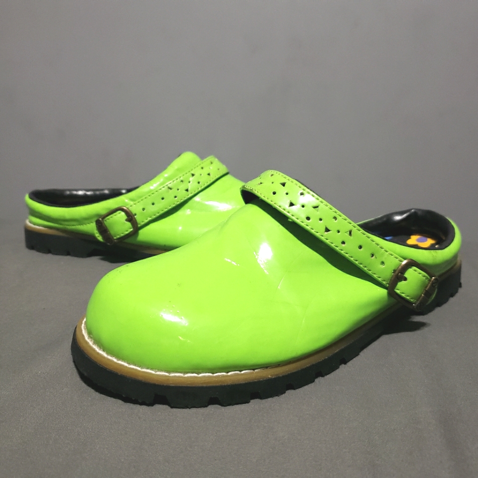 L'amour Lime Green Clogs With Buckle Accent Kids Size 3